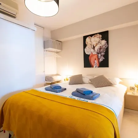 Ezgi's With Terrace In 马尔马里斯